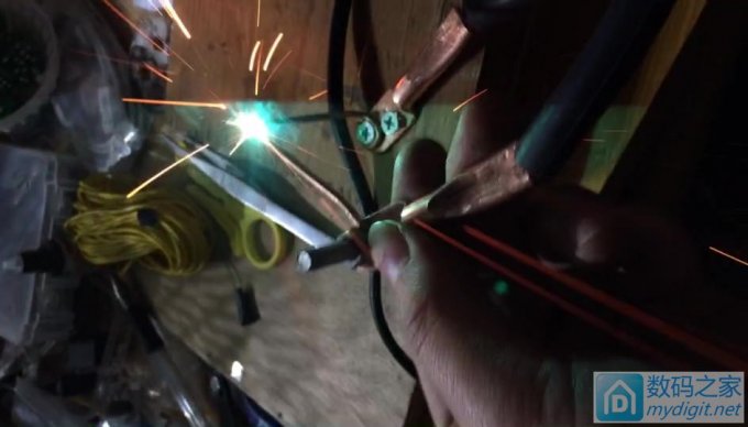 900W纯铜变压器做的点焊机,手动焊接总是把薄铁皮烧着了,怎么改进呢 900W纯铜变压器做的点焊机,手动焊接总是把薄铁皮烧着了,怎么改