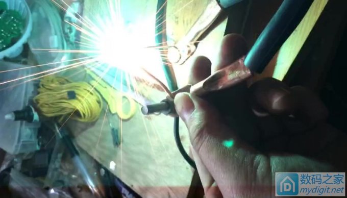 900W纯铜变压器做的点焊机,手动焊接总是把薄铁皮烧着了,怎么改进呢 900W纯铜变压器做的点焊机,手动焊接总是把薄铁皮烧着了,怎么改