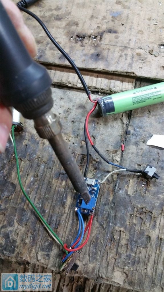 自制竹子电动螺丝刀,一节锂电池,算微型吗?第一次做,手工粗糙,见笑了,大神勿喷 自制竹子电动螺丝刀,一节锂电池,算微型吗?第一次做,手工粗糙