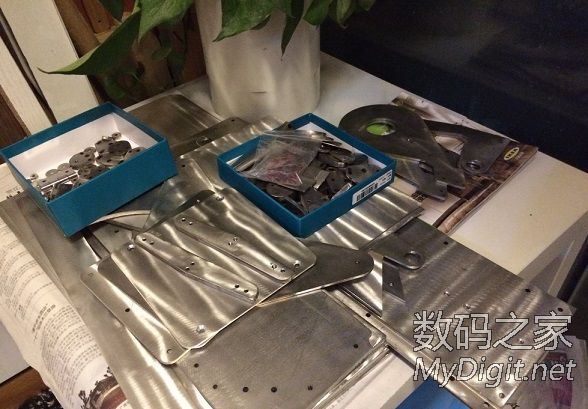 让客厅更整洁,自己设计制作的投影机电动吊架