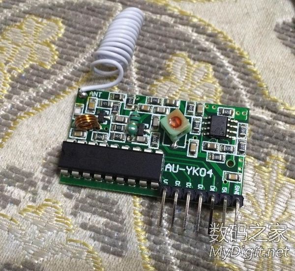 让客厅更整洁,自己设计制作的投影机电动吊架