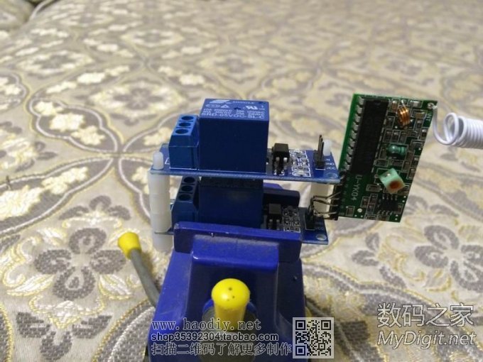 让客厅更整洁,自己设计制作的投影机电动吊架