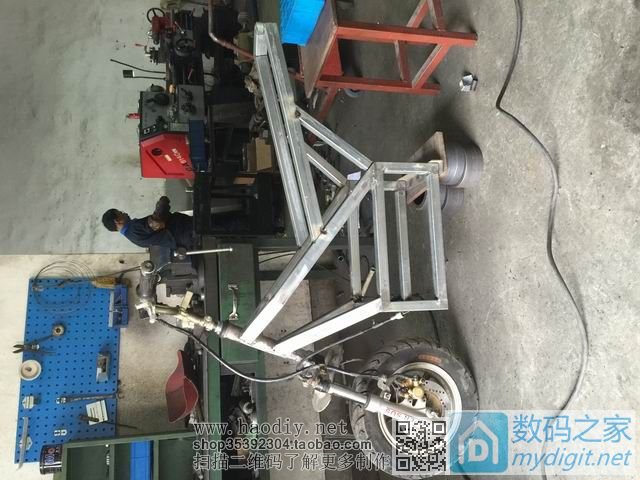 施工 这下搞大了 一不小心D了一辆电动车