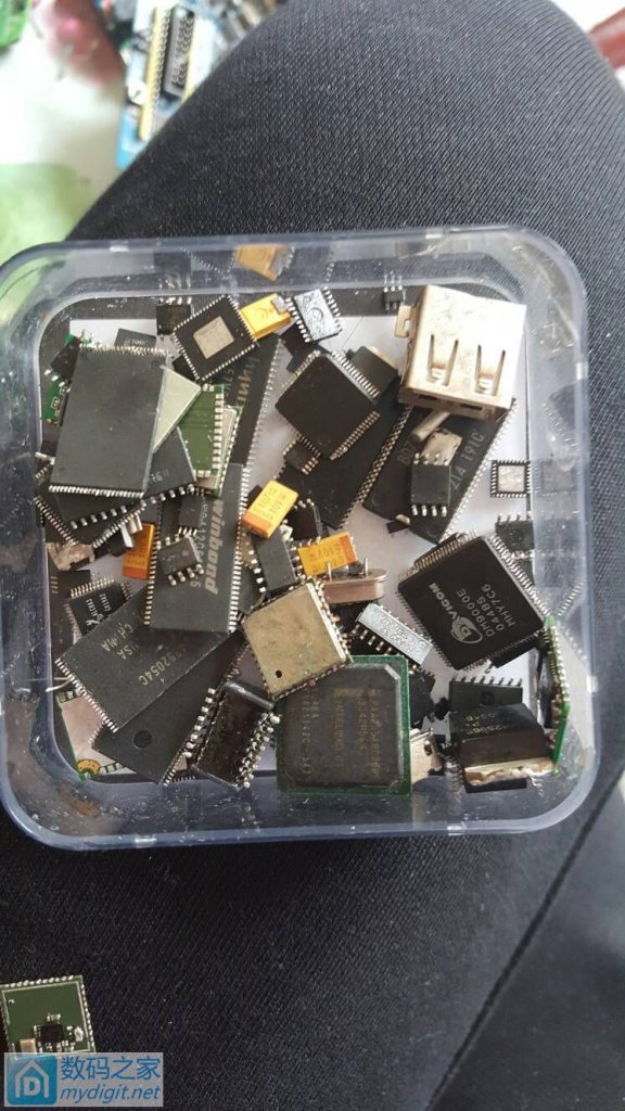 一元狂撸的pos机,ic吹下来焊了两个,其中一个测试成功写入程序