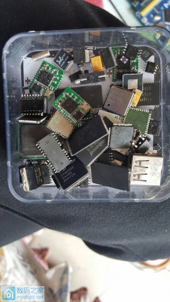 一元狂撸的pos机,ic吹下来焊了两个,其中一个测试成功写入程序