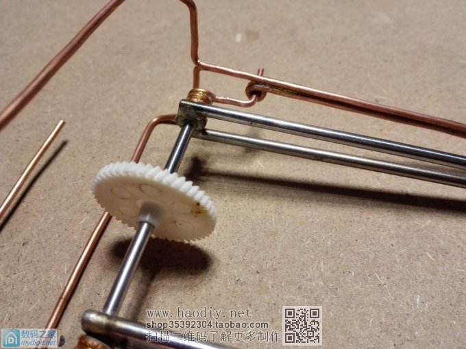 耗时9个多小时用准垃圾做了个乐趣无穷的玩具“行走机器人” 耗时9个多小时用准垃圾做了个乐趣无穷的玩具“行走机器人”