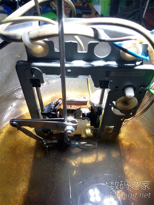 自制电火花机,有简单自动进刀装置,对付一切超硬金属。 自制电火花机,有简单自动进刀装置,对付一切超硬金属。