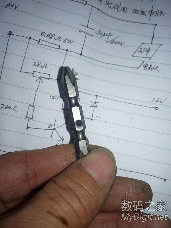 自制电火花机,有简单自动进刀装置,对付一切超硬金属。 自制电火花机,有简单自动进刀装置,对付一切超硬金属。