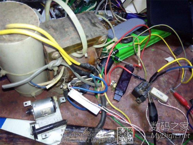 自制电火花机,有简单自动进刀装置,对付一切超硬金属。 自制电火花机,有简单自动进刀装置,对付一切超硬金属。