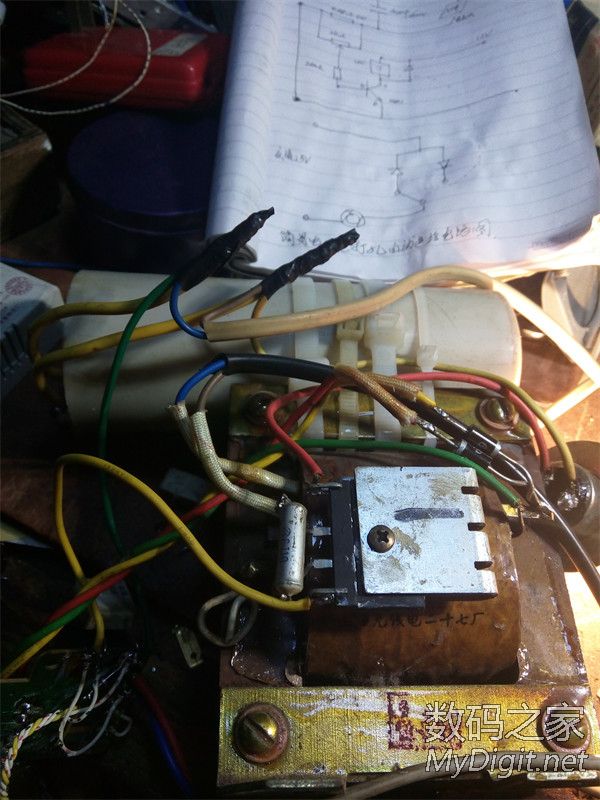 自制电火花机,有简单自动进刀装置,对付一切超硬金属。 自制电火花机,有简单自动进刀装置,对付一切超硬金属。