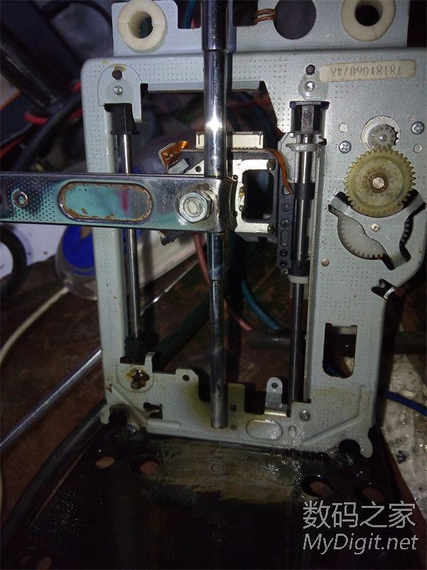 自制电火花机,有简单自动进刀装置,对付一切超硬金属。 自制电火花机,有简单自动进刀装置,对付一切超硬金属。