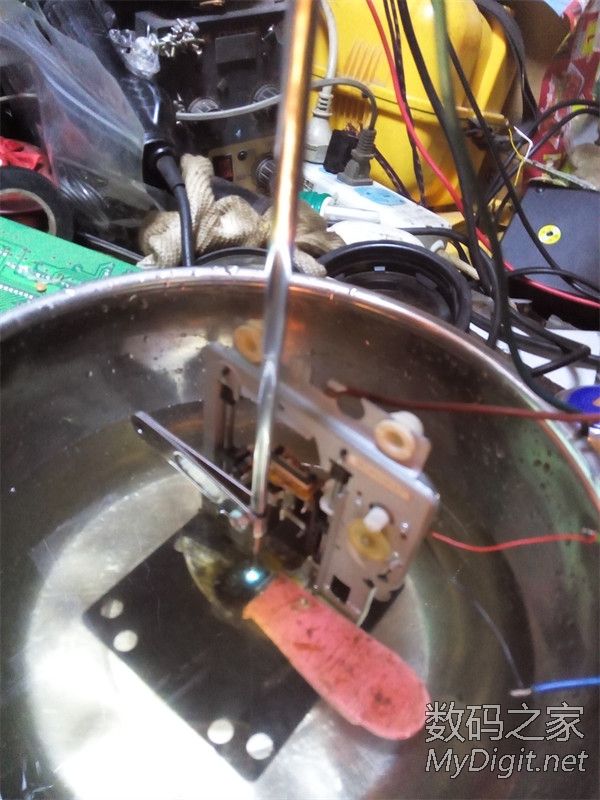 钻头可是钻不动哟 自制电火花机,有简单自动进刀装置,对付一切超硬金属。