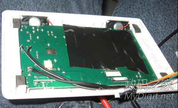 背面做好绝缘 改造了一个数码相框变液晶电视,打造mini家庭影院。