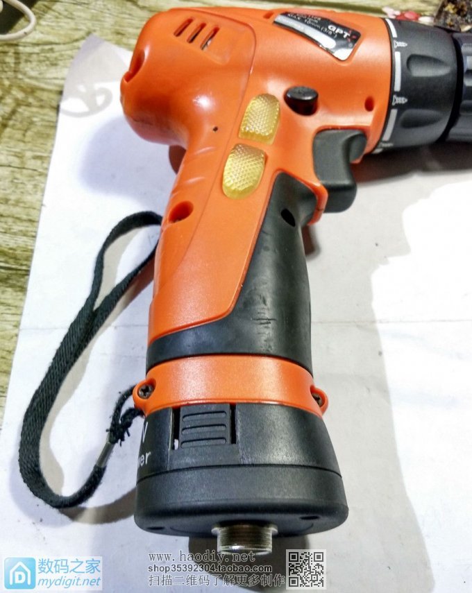 D一个假电池给充电钻用~