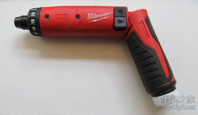 用矿泉水瓶嘴,给米沃奇M4做个电池仓————省了100多 用矿泉水瓶嘴,给米沃奇M4做个电池仓————省了100多