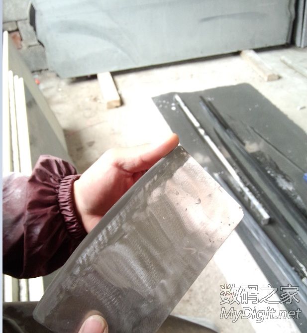 穷屌丝的杰作,用大理石切割片做了两把菜刀 穷屌丝的杰作,用大理石切割片做了两把菜刀