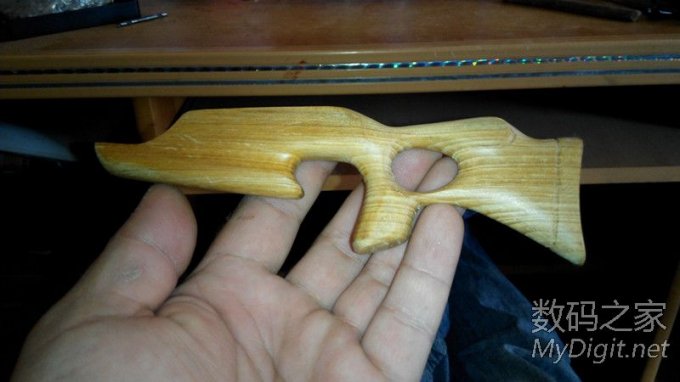 请输入描述 接着发几款枪托!亮瞎你们的眼睛可不要喷我啊!呵呵!